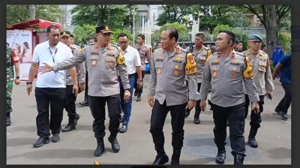 TINJAU ANCOL - Kapolda Metro Jaya Irjen Pol Asep Edi Suheri meninjau tempat wisata Ancol Taman Impian di Pademangan, Jakarta Utara, dalam rangka Operasi Lilin Jaya 2025, Sabtu (27/12/2025).