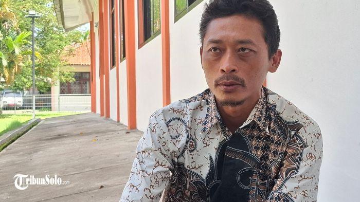 RELAWAN SUMATRA - Setiawan (43), warga Kelurahan Sragen Tengah, Kecamatan/Kabupaten Sragen, saat ditemui TribunSolo.com, Senin (29/12/2025). Dua hari sebelumnya, tepatnya Sabtu (27/12/2025), ia baru tiba di Sragen setelah hampir sebulan menjadi relawan banjir di Sumatra.