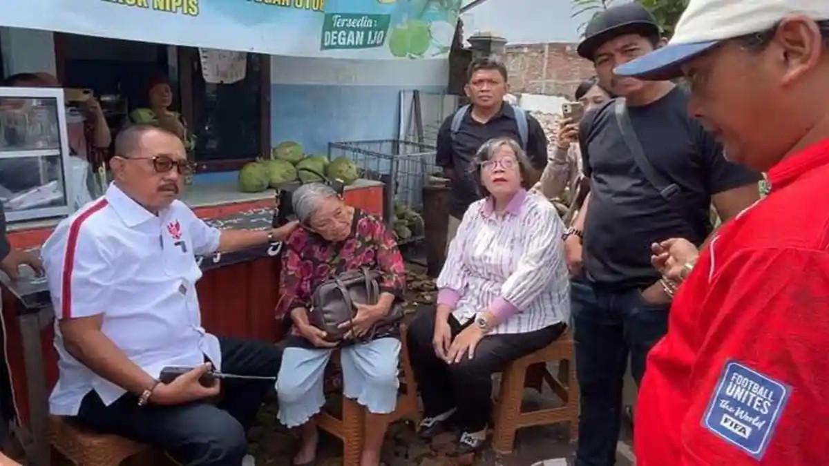RUMAH DIROBOHKAN - Wakil Walikota Surabaya Armuji melakukan sidak atas kasus viral seorang nenek asal Surabaya, Elina Wijayanti (80) yang rumahnya dirobohkan secara paksa, Rabu (25/12/2025).