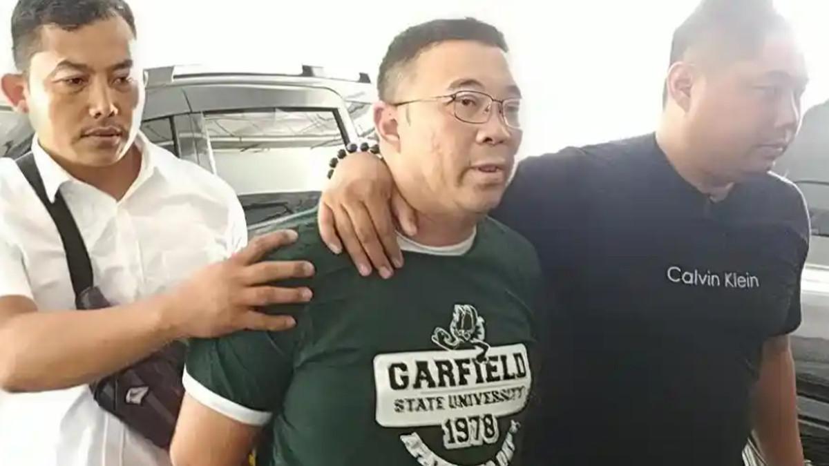MAFIA TANAH - Samuel Ardi Kristanto (44), pria yang diduga sebagai pelaku utama di balik perobohan rumah nenek Elina ditangkap dan dibawa ke Mapolda Jatim.