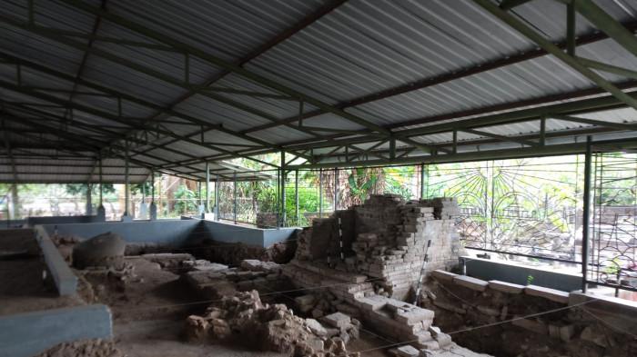 Sisa-sisa batu bata merah peninggalan Keraton Pleret