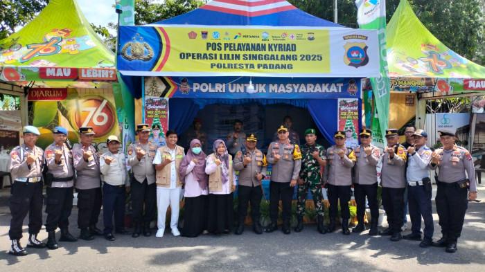 PENGAMANAN NATARU- Petugas gabungan berfoto bersama di depan Posyan Kryiad Bumi Minang.