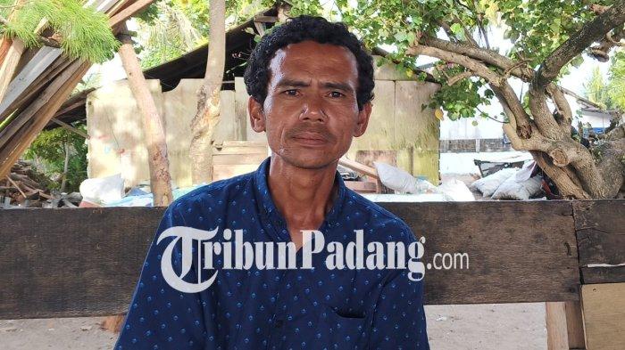 NELAYAN- Doni (38), nelayan Pasia Muaro, Kelurahan Parupuk Tabing, Kecamatan Koto Tangah, Kota Padang, saat diwawancarai TribunPadang.com usai melaut, Senin (29/12/2025). Nelayan setempat kembali melaut setelah lebih dari dua bulan terhenti meski hasil tangkapan masih minim.