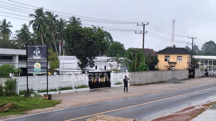 DUGAAN PENGGELEDAHAN -- Suasana rumah pribadi Andi Kusuma yang berlokasi di Kecamatan Merawang, Kabupaten Bangka, Senin (29/12/2025)