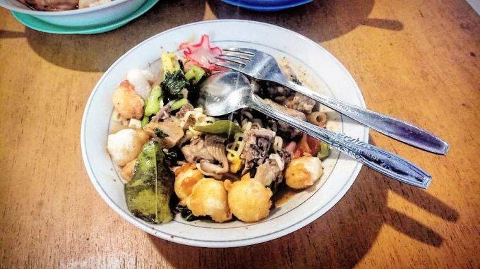 Sajian Porsi Komplit Seblak Naik Kelas III Ala Kedai Seblak Jubleg, Bandung, Rabu (14/8/2019).