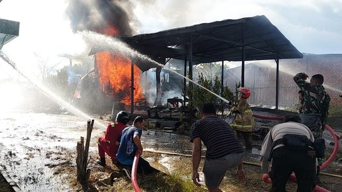 KEBAKARAN TANA TIDUNG - Kebakaran melalap rumah warga di Jalan Trans Kaltara, Tideng Pale, Kecamatan Sesayap, Kabupaten Tana Tidung, Kaltara, Senin (29/12/2025). Lokasi berada tepat di depan Kantor Desa Tideng Pale. (TribunKaltara.com/Rismayanti)