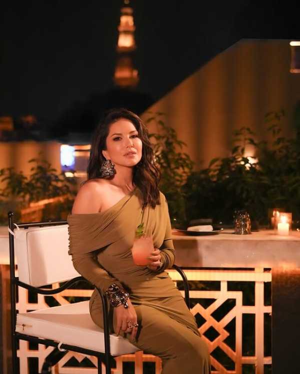 सुप्रसिद्ध अभिनेत्री सनी लिओनी ही नेहमीच चर्चेत असते. तिचे सोशल मीडियावर लाखो फॉलोअर्स आहेत. दरम्यान तिचा उत्तर प्रदेशमधील मथुरेत होणारा न्यू ईअर पार्टीचा कार्यक्रम वादात सापडला आहे. तिच्या या कार्यक्रमाला तेथील संतांकडून विरोध केला जात आहे.