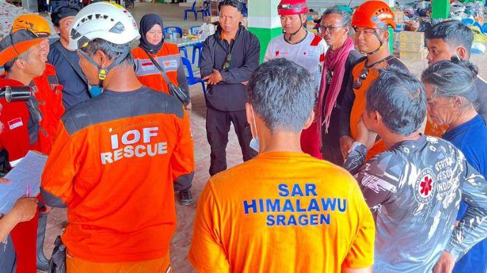 Dokumentasi pribadi Setiawan (43) saat menjadi relawan banjir Sumatra 2