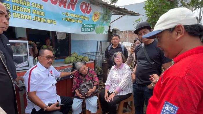 TEMUI ELINA - Wakil Wali Kota Surabaya Armuji melakukan sidak dan menemui Elina Wijayanti usai kasus viral seorang nenek 80 tahun ini diusir dan rumahnya dirobohkan secara paksa pada Kamis (25/12/2025).