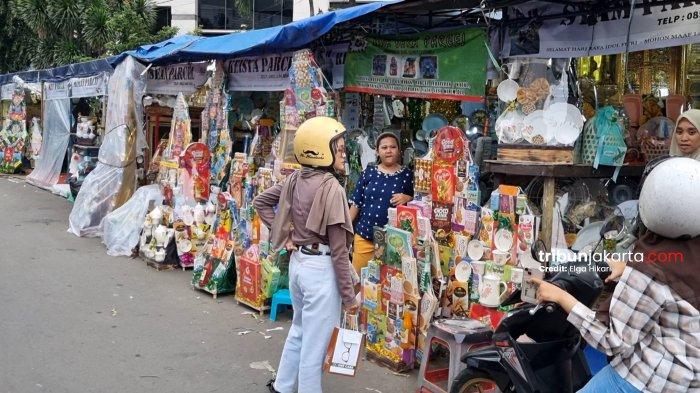 PEDAGANG PARSEL CIKINI - Bagi para pedagang parsel di Cikini, Jakarta Pusat, penjualan di jelang Lebaran tahun ini merosot drastis.