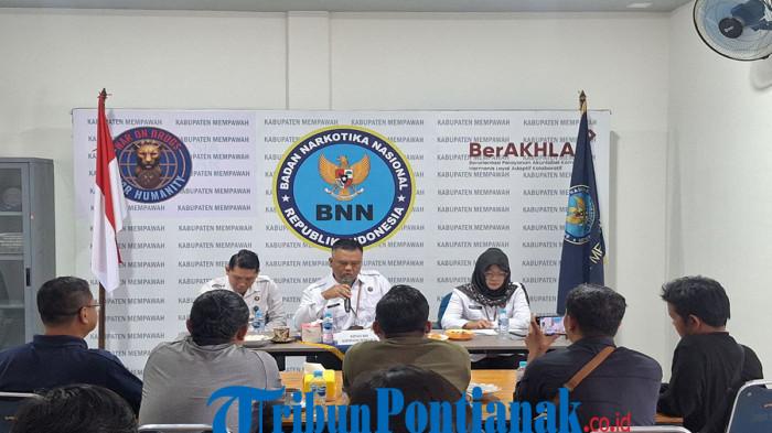 PRESS RELEASE - Badan Narkotika Nasional Kabupaten (BNNK) Mempawah menggelar press release akhir tahun 2025 di Kantor BNNK Mempawah, Jalan Gusti M. Taufik, Kelurahan Terusan, Kecamatan Mempawah Hilir, Senin 29 Desember 2025.
