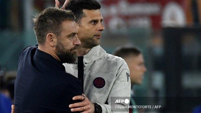 Pelatih Roma asal Italia Daniele De Rossi (kiri) memberikan pelukan kepada pelatih Bologna, Thiago Motta di penghujung pertandingan sepak bola Serie A Italia Roma vs Bologna di stadion Olimpiade di Roma pada 22 April 2024. Filippo MONTEFORTE / AFP