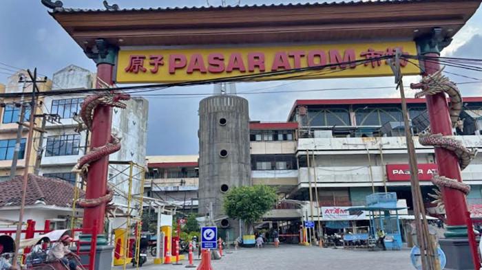 GERBANG PASAR ATOM - Gerbang masuk Pasar Atom Surabaya, salah satu pusat perdagangan legendaris di Surabaya Utara, beberapa waktu lalu. Selama libur Nataru 2025, jumlah pengunjung Pasar Atom tercatat meningkat hingga 15–20 persen dibandingkan hari biasa, meski belum merata dirasakan oleh seluruh pedagang.