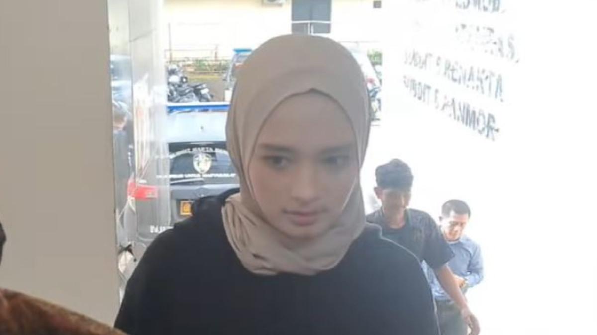INARA CABUT LAPORAN - Inara Rusli mendatangi Polda Metro Jaya pada Senin (29/12/2025). Ia datang untuk mencabut laporan terhadap Insanul Fahmi.