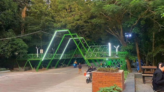 WAJAH BARU BAKSIL - Sejumlah pengunjung menikmati waktu santai di Hutan Kota Babakan Siliwangi Bandung, Sabtu (27/12/2025). 