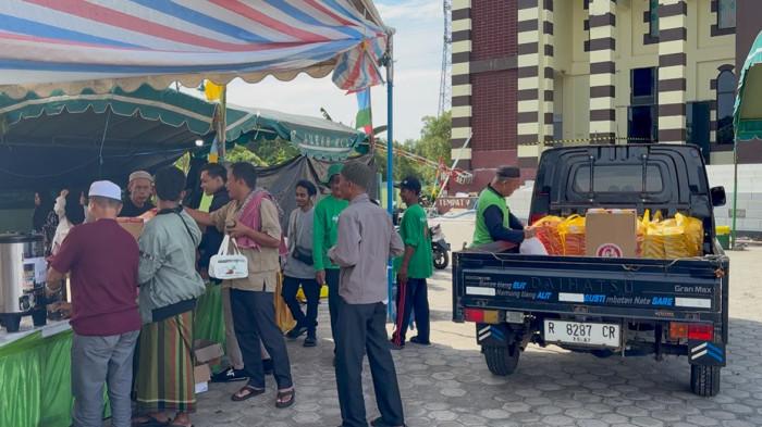REST AREA - Bantuan makanan dari relawan dan warga terus berdatangan ke Rest Area Masjid Kubah Hijau Al-Abrar, Palangka Raya, untuk melayani jemaah arus balik Momentum 5 Rajab Sekumpul, Senin (29/12/2025).