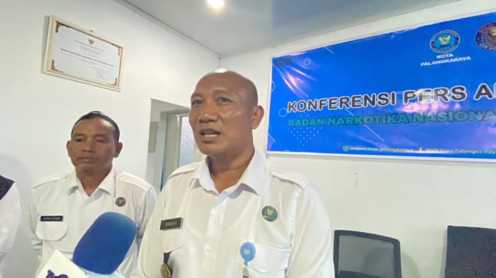 WAWANCARA - Kepala BNN Kota Palangka Raya, Kombes Pol I Wayan Korna, menjelaskan kriteria wilayah rawan narkoba saat press release pencapaian kinerja BNN, di Kantor BNNK Palangka Raya, Senin (29/12/2025).