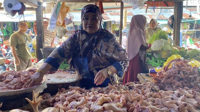 PENJUAL AYAM - Seorang pedagang ayam melayani pembeli di Pasar Besar Palangka Raya, Senin (29/12/2025). 