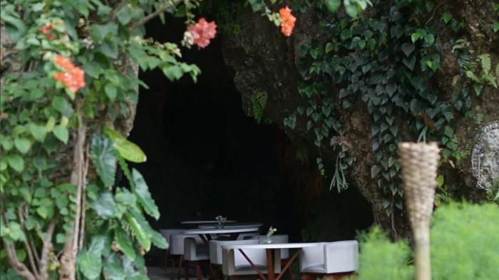 Restoran dibawah Goa (sumber: paleo.stoneage)