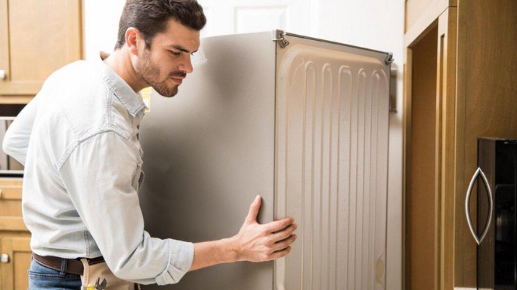 Ilustrasi membersihkan kulkas agar awet, dingin, dan tidak bau.