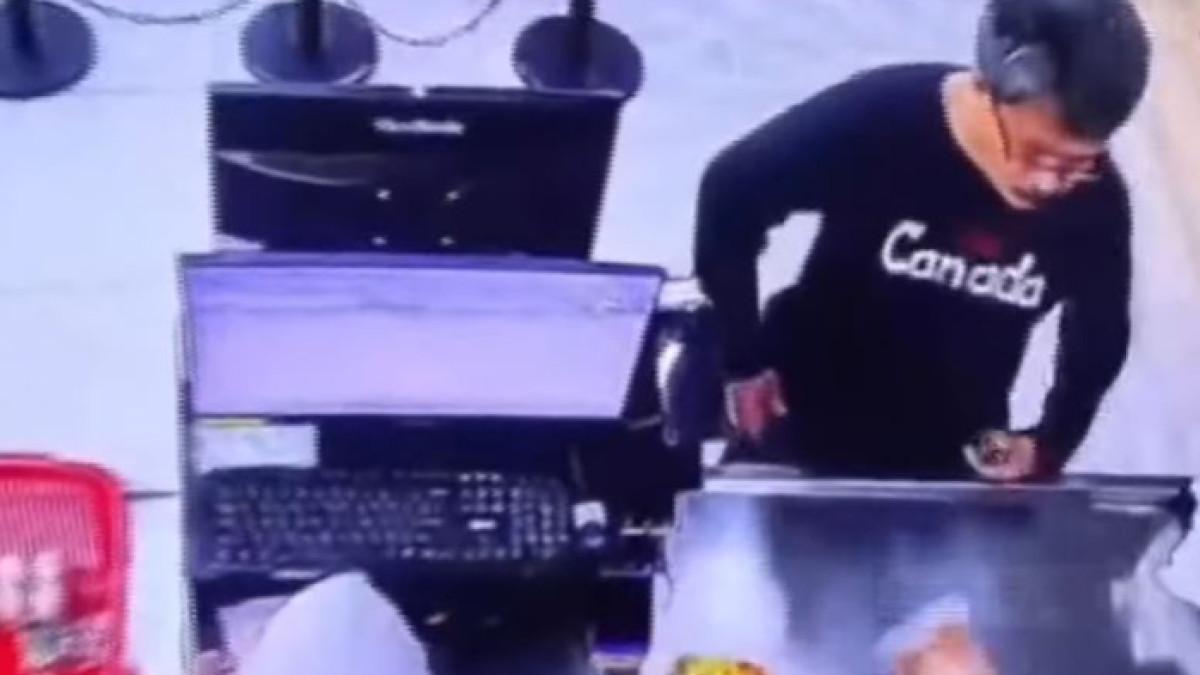 DOSEN VIRAL - Dosen Fakultas Pertanian Universitas Islam Makassar (UIM) viral karena meludahi kasir swalayan. Ia sesumbar merasa dihina.