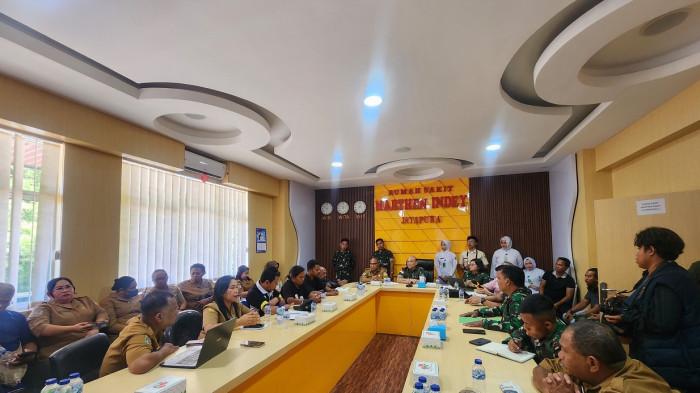 IBU HAMIL MENINGGAL – Pertemuan pihak Dinkes dan RS Marthen Indey di Jayapura, Senin, (29/12/2025). Mereka membahas kasus kematian seorang ibu hamil bersama bayinya, yang diduga karena kelalaian pihak rumah sakit.