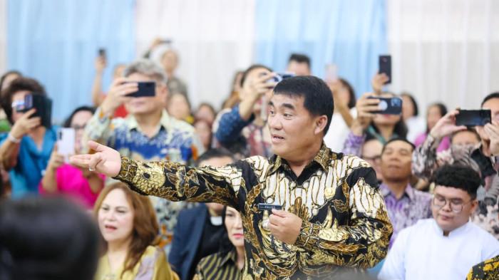 APRESIASI - Gubernur Sulawesi Utara Yulius Selvanus Komaling dalam sambutannya mengapresiasi kreativitas panitia yang mampu memadukan unsur iman, budaya, dan potensi daerah dalam satu perayaan Natal, Kamis (18/12/2025) malam.