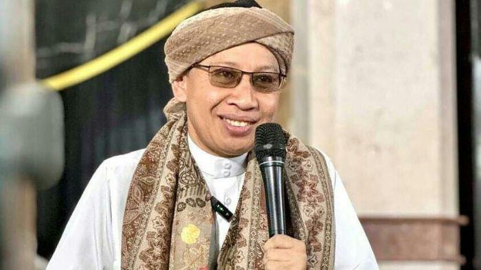 Prof. H. Yahya Zainul Ma'arif, Lc., M.A., S.Psi., Ph.D atau Buya Yahya