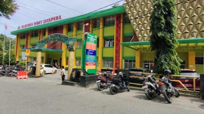 KABAR DUKA - Seorang ibu hamil dilaporkan meninggal dunia saat menjalani proses persalinan di Rumah Sakit Marthen Indey, Jayapura. Tampak suasana rumah sakit terpantau Tribun-Papua.com, Sabtu (27/12/2025).