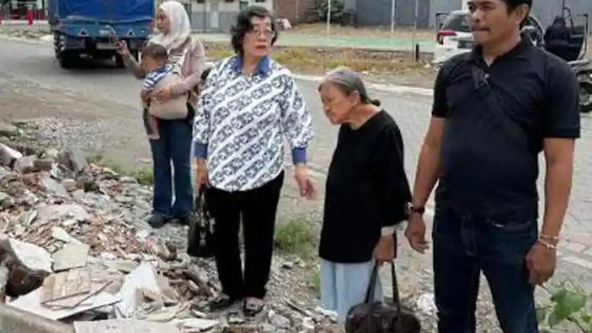 MAFIA TANAH - Potret Nenek Elina saat melihat puing puing rumahnya yang sudah dirubuhkan paksa oleh pihak Samuel.