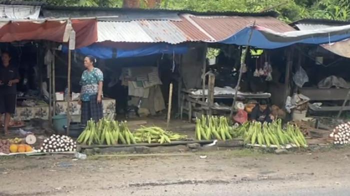 Tampak penjual jagung di sepanjang Jalan Aki Balak,  Kelurahan Karang Harapan
