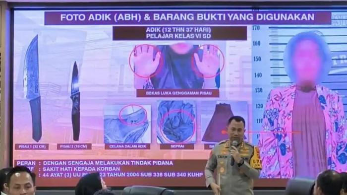 Kapolrestabes Medan Kombes Pol Dr Jean Calvijn Simanjuntak saat konferensi pers kasus anak berumur 12 tahun tega menghabisi nyawa ibu kandungnya, Senin (29/12/2025).