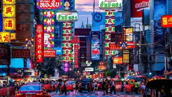 Ramainya Wisata Kuliner di Pecinan Bangkok, Surga Jajanan Turis Tourists are seen in Bangkok's Chinatown, Thailand, May 16, 2025. REUTERS/Athit Perawongmetha TPX IMAGES OF THE DAY