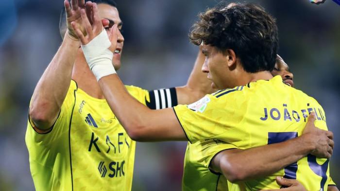 MERAYAKAN GOL - Cristiano Ronaldo dan Joao Felix merayakan gol saat bawa Al Nassr menang di Liga Arab Saudi 2025/2026 kontra Al Hazm pada Minggu (26/10/2025) dini hari WIB. Al Nassr menang 2-0.