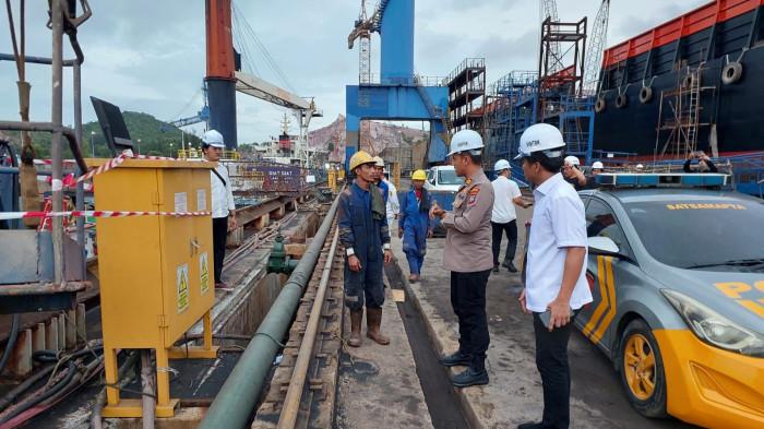 KECELAKAAN KERJA DI BATAM - Kapolsek Batuaji, AKP Raden Bimo Dwi Lambang, S.Tr.K., S.I.K., M.H  cek lokasi tempat kejadian perkara pekerja subkon tewas tersengat listrik di PT ASL Shipyard Indonesia, Kelurahan Tanjunguncang, Kecamatan Batuaji, Kota Batam, Provinsi Kepulauan Riau (Kepri), Senin (29/12/2025).