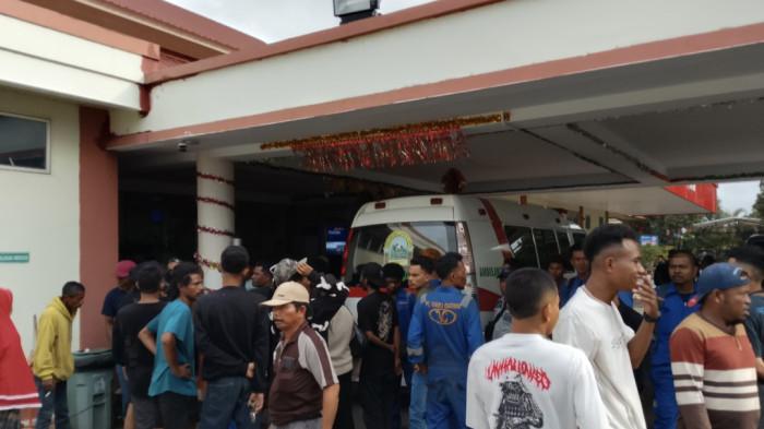 RS ELISABETH SEI LEKOP BATAM - Sejumlah pekerja  PT ASL Shipyard saat berada di RS Elisabeth, Kelurahan Sei Lekop, Kecamatan Sagulung, Kota Batam, Provinsi Kepulauan Riau (Kepri), Senin (29/12/2025). Seorang pekerja subkon dilaporkan tewas setelah tersengat listrik saat hendak mengecat kapal di area perusahaan galangan kapal itu.