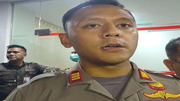 KAPOLSEK BATUAJI - Kapolsek Batuaji, AKP Raden Bimo Dwi Lambang, S.Tr.K., S.I.K di RS Mutiara Aini, Kecamatan Batuaji, Kota Batam, Provinsi Kepri, Selasa (24/6) malam.