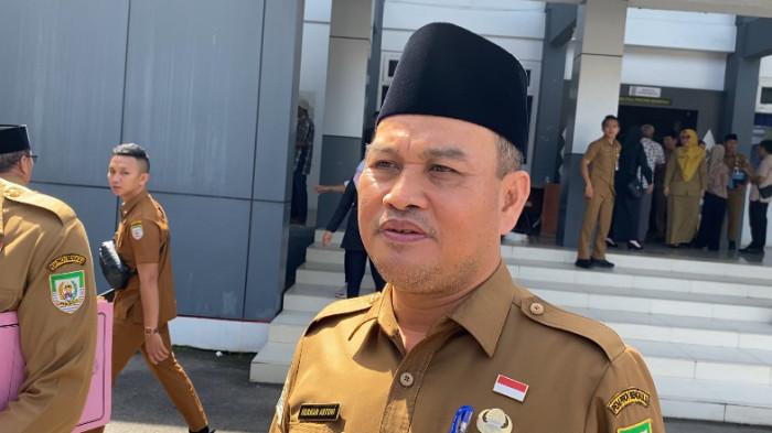 SEKDA - Pj Sekda Provinsi Bengkulu, Herwan Antoni saat diwawancarai di Halaman Kantor Gubernur Bengkulu, Senin (29/12/2025). Tahun 2026, APBD Pemerintah Provinsi Bengkulu diefisiensi, ASN hanya kerja 3 hari dan TPP dipangkas.