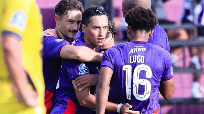 SELEBRASI PERSIK - Pemain Persik Kediri merayakan gol yang dicetak oleh Ezra Walian ke gawang PS Semen Padang dalam laga pekan ke-14 Super League di Stadion Brawijaya pada Kamis (27/11/2025) sore WIB. (Instagram Persik - 27/11/2025).