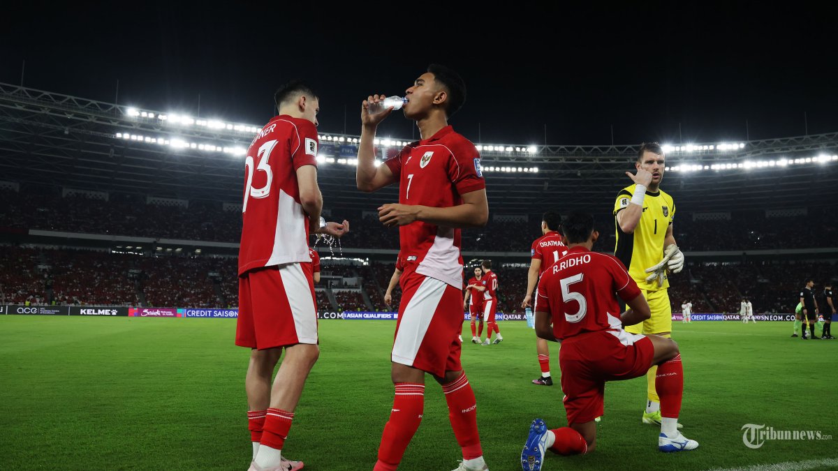 KUALIFIKASI PIALA DUNIA - Pesepak bola Timnas Indonesia sebelum melawan Timnas Bahrain pada Kualifikasi Piala Dunia 2026 zona Asia di Stadion Utama Gelora Bung Karno (SUGBK) Jakarta, Selasa (25/3/2025). Timnas Indonesia berhasil memenangkan pertandingan melawan Bahrain dengan skor tipis 1-0. Di foto menggunakan kamera Canon EOS R5 Mark II  TRIBUNNEWS/HERUDIN