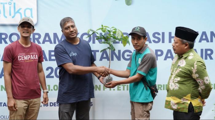 PT Etika Dairies Indonesia serahkan secara simbolis bibit pohon kepada LPHD Loka Jaya Binangun.
