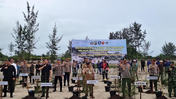 PENANAMAN POHON -- Kapolda Babel bersama Forkopimda, saat menanam pohon di lokasi bekas tambang Desa Air Anyir, Kecamatan Merawang, Kabupaten Bangka, Selasa (30/12/2025).