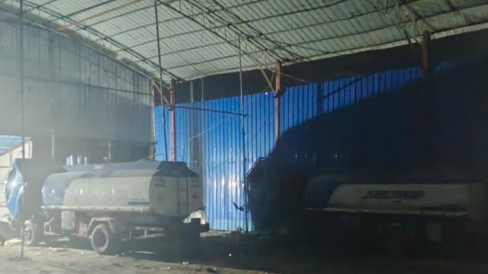 PENYELIDIKAN - Polres Minut melalui Tim dari Unit Tipidter Satreskrim, melakukan Penyelidikan disebuah gudang BBM di Desa Kema Kecamatan Kema Kabupaten Minut.