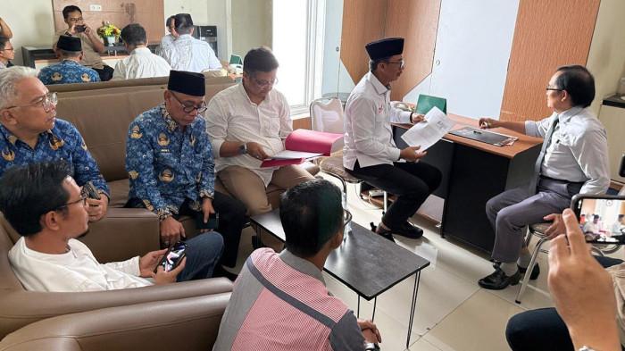 POLEMIK RS PURA RAHARJA - Tim kuasa hukum Perkumpulan Abdi Negara Jatim mendatangi RS Pura Raharja bersama sejumlah anggota KORPRI Jatim, Jumat (5/12/2025). Kedatangan itu, untuk menyampaikan surat khusus yang ditujukan pada CEO RS Pura Raharja, Ishaq Jayabrata, dan meminta yang bersangkutan segera meninggalkan jabatan karena telah diberhentikan melalui RUPS yang sah.