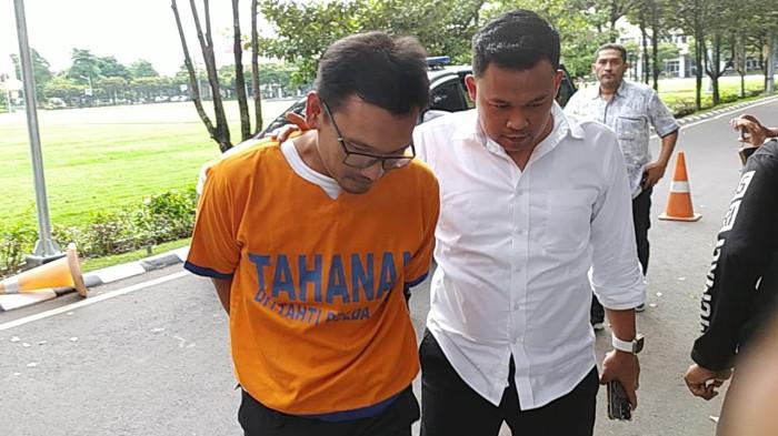 TERSANGKA PEMBUNUHAN - Tampang Bripka Agus Anggota Polres Probolinggo, pelaku pembunuhan mahasiswa UMM, Faradila Amalia Najwa (21) sang adik ipar di Pasuruan, yang berhasil ditangkap dan digelandang ke Gedung Ditreskrimum Mapolda Jatim, Surabaya, Senin (22/12/2025) sore.