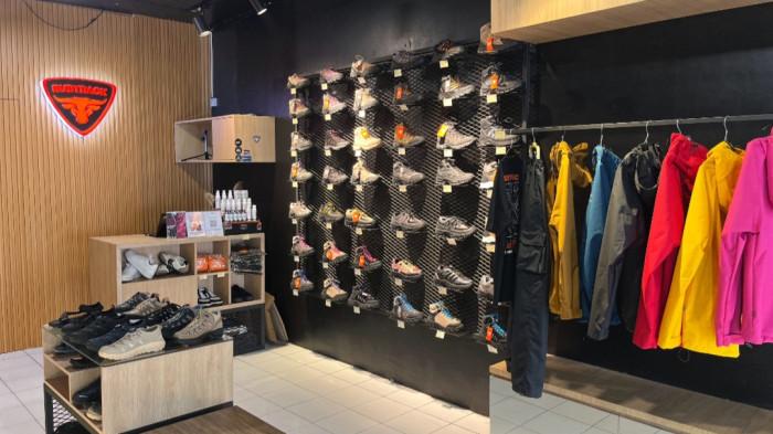 RUBTRACK- Rubtrack, brand sepatu lokal asal Kota Bandung, membuktikan bahwa krisis bukanlah akhir dari segalanya. Lahir pada 2019, bertepatan dengan awal merebaknya pandemi Covid-19, Rubtrack justru tumbuh menjadi salah satu penguasa pasar sepatu hiking di sejumlah marketplace digital Tanah Air.
