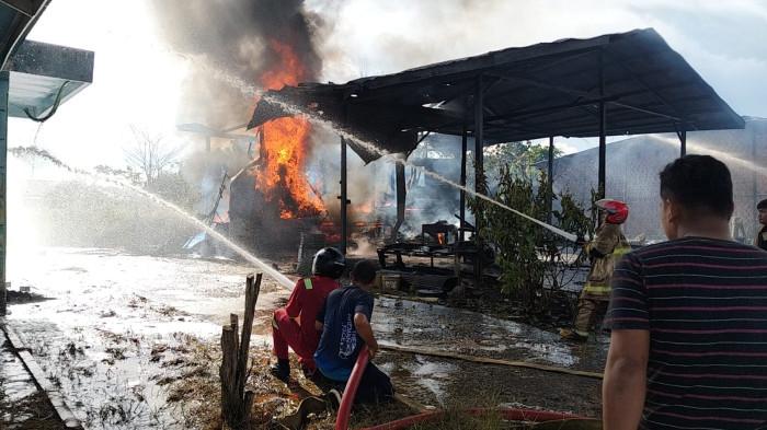 RESPON CEPAT DAMKAR - Petugas Damkar saat bertugas ketika kebakaran yang terjadi di Jalan Trans Kaltara, Tideng Pale, Kecamatan Sesayap, Kabupaten Tana Tidung, Kaltara, Senin (29/12/2025). Respon cepat damkar hanya tiga menit tiba di lokasi. 