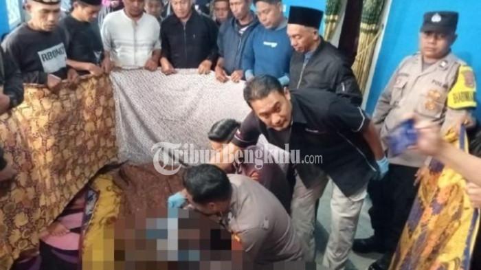 TEWAS TAK WAJAR – Polisi memeriksa tempat kejadian perkara (TKP) dan tubuh korban di Desa Sumber Bening, Kecamatan Selupu Rejang, Kabupaten Rejang Lebong, Selasa (30/12/2025) pagi. Seorang pemuda yang merupakan adik bungsu mantan anggota DPRD ditemukan tewas secara tidak wajar di dalam kamar rumahnya.