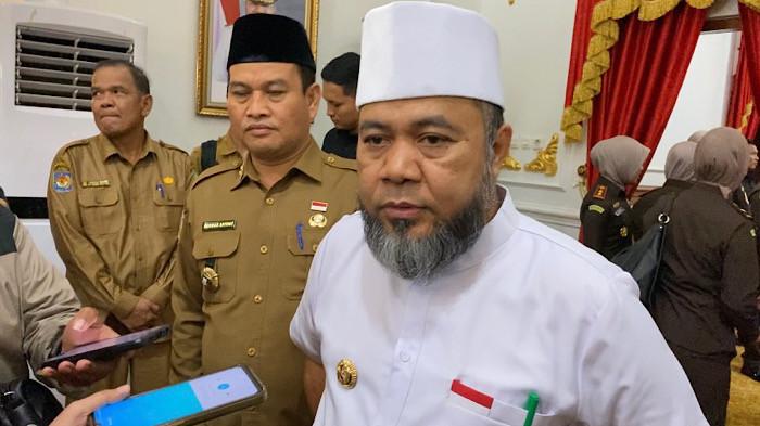 GUBERNUR - Gubernur Bengkulu, Helmi Hasan saat diwawancarai di Balai Raya Semarak, Kota Bengkulu, Selasa (25/11/2025). Tanggapan Gubernur Helmi Hasan soal Penembakan di Pino Raya Bengkulu Selatan, Bengkulu.