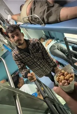 AA Juju Beraksi Lagi! Kali Ini Cicip Semua Jajanan di Kereta India AA Juju Beraksi Lagi! Kali Ini Cicip Semua Jajanan di Kereta India